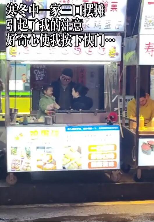 听障父母摆摊给女儿买人工耳蜗