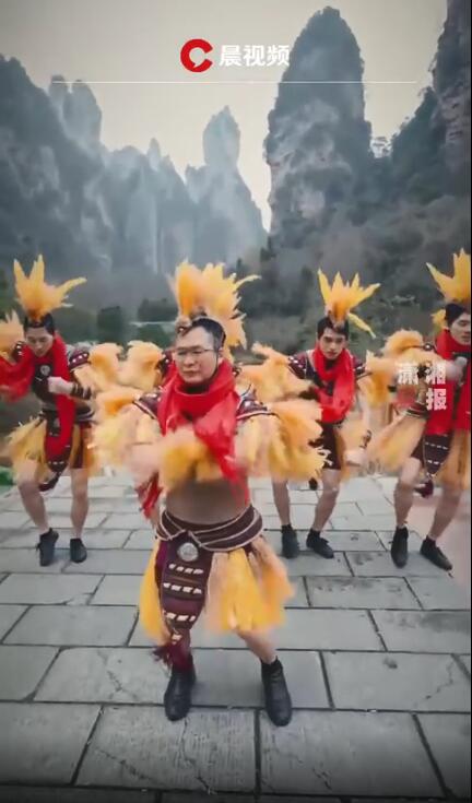 文旅局长变身茅古斯跳科目三
