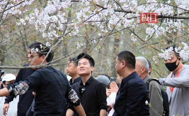 董宇辉打卡黄鹤楼 
